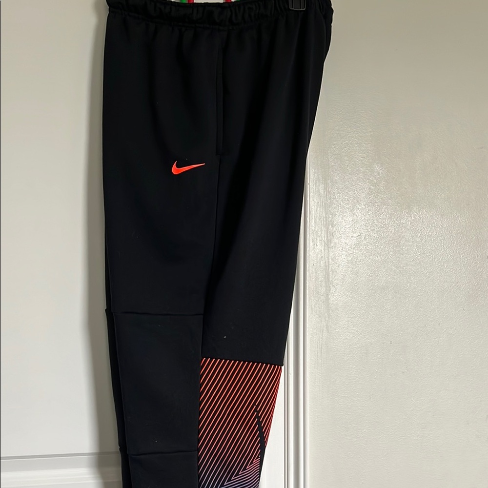 Nike Men black joggers. Missing the draw string